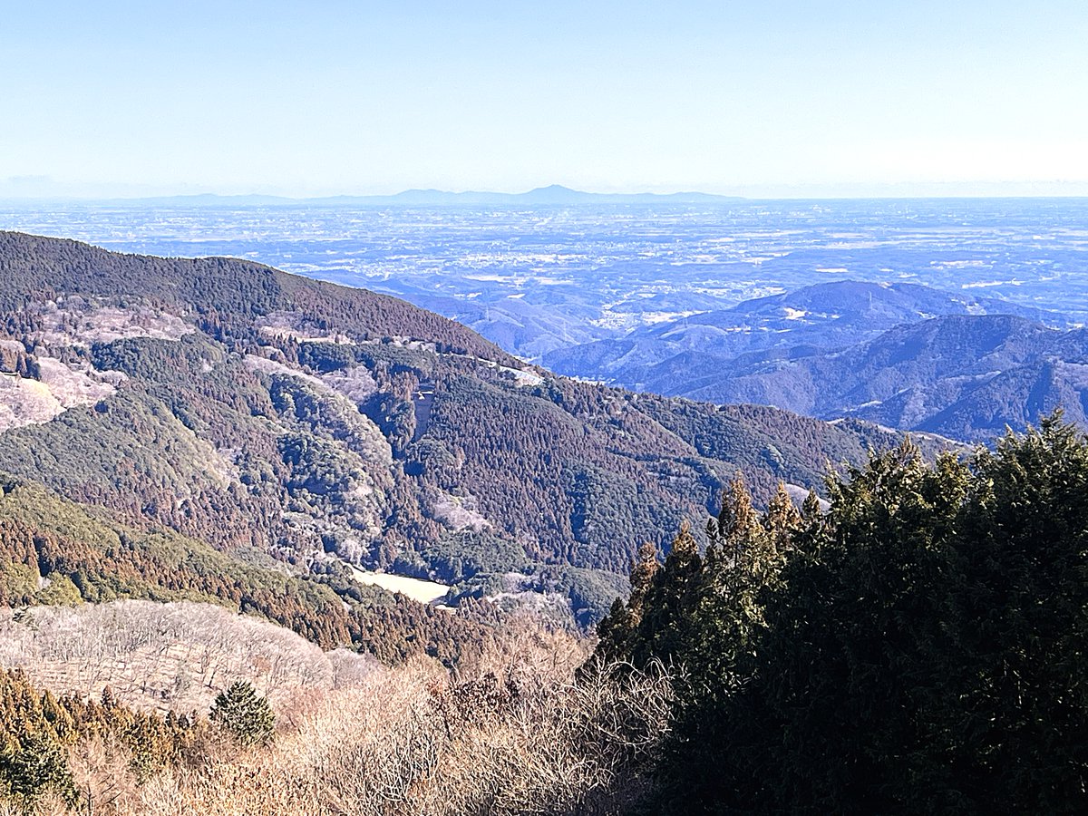yasu9262's tweet photo. 2026年1月、埼玉県は奥武蔵の丸山を日向山経由で登りました！山と高原地図にも「奥武蔵随一の大展望」とあり、山頂にある展望塔からの眺めは秀逸でした！アクセスも良く、コースタイムも長くはありません。パラグライダー発信地からも、遠く筑波山を望む素晴らしい景色でした。天気の良い日にぜひ！ https://t.co/76y0DCg1hx