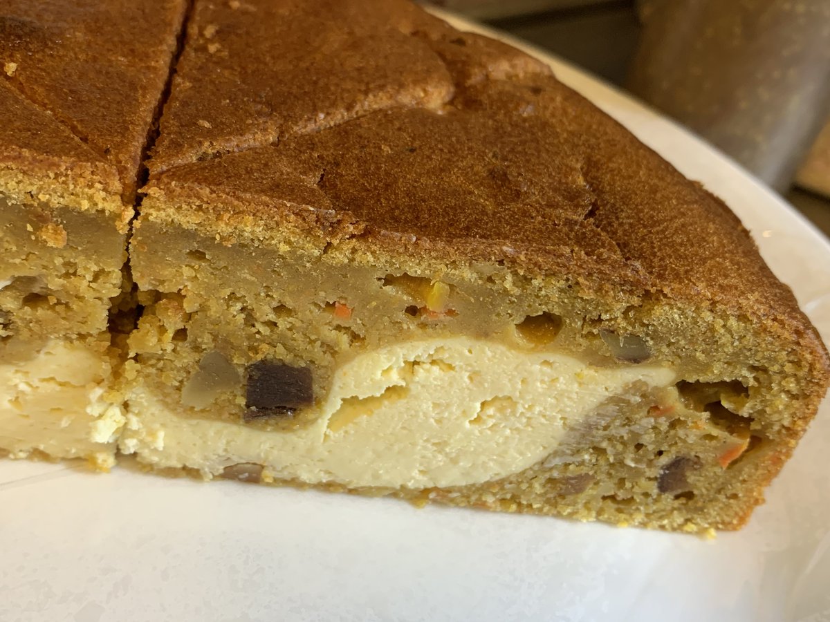 coffeetohito's tweet photo. 【本日ケーキ】
キャロットケーキあります。
オレンジピール、胡桃、干し柿を刻んで入れました。
フロストはケーキの中に仕込みました。
粉糖とシナモン振ってご提供いたします。
#珈琲と人  #キャロットケーキ https://t.co/nzEMNhVCd7