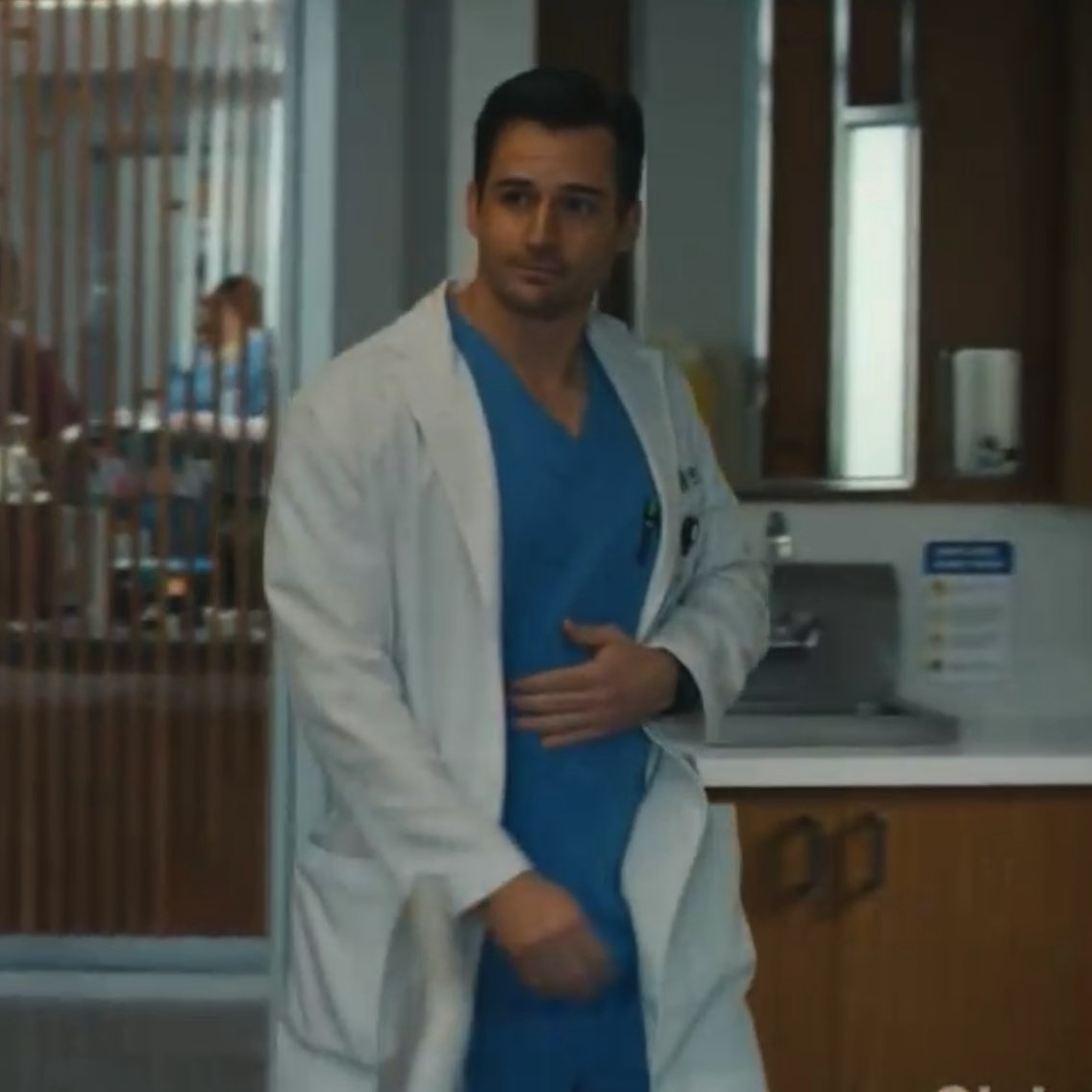 Anjelia33's tweet image. The way Amy lights up when Jake enters the room. It’s so cute how she simply cannot control her face, she sees him and instantly gets smitten. 🥹❤️ #Jamy #DocOnFox #Doc