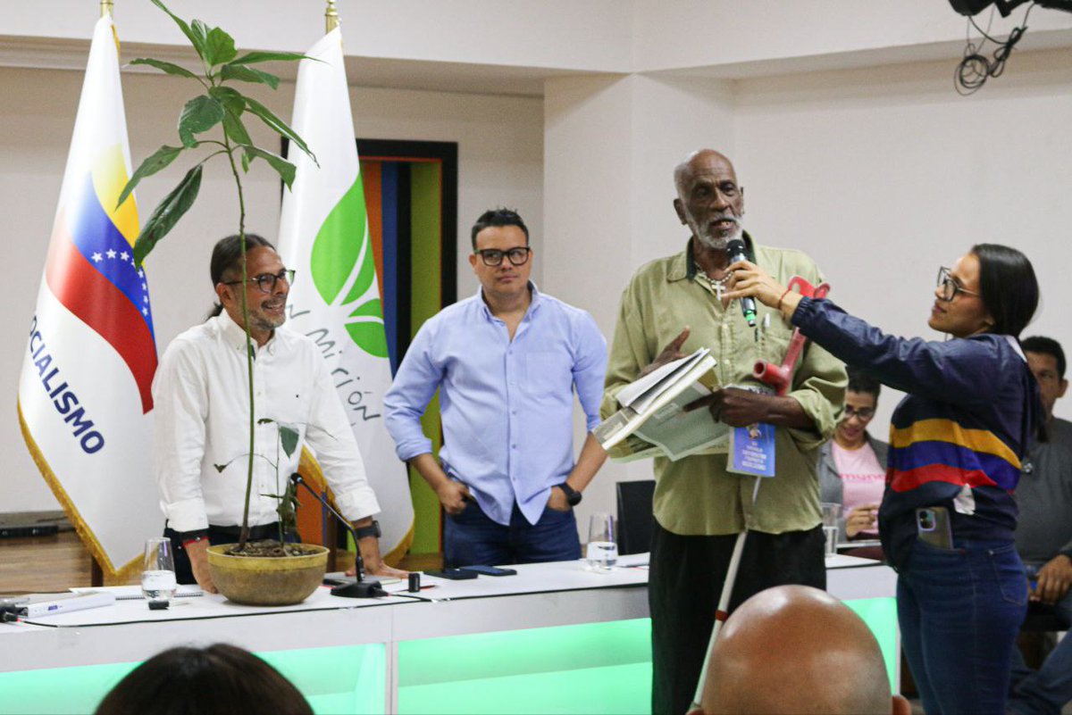 MinecOficial's tweet image. ✅ Fortalecimiento Institucional: Ejercer desde el Ministerio una gobernanza efectiva, asumir una adecuada fiscalización en materia ecológica.

#PlanetaVerde #Ecosocialismo #Venezuela