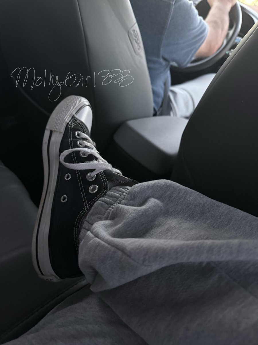 FindomMollyGirl's tweet photo. I’m in an Uber, but I have to fart really bad… 
Do you think he will mind if I hot box the car with my Princess farts? https://t.co/Togx4vGjX0