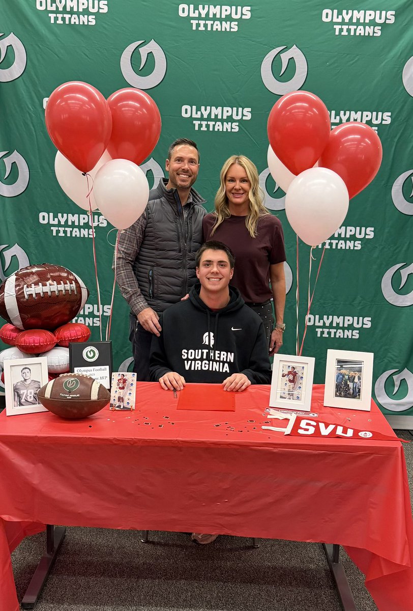 FryLinc1's tweet photo. Officially signed! I’m so excited to be a part of the family. @knight_ftbl @CoachJoeDuPaix @CoachWillOrtiz @KnightsTableNIL @svuathletics @Luke_whiting1 @TheChrisRubio @CruzARubio @OlyTitansFB #KnightsUP⚔️ https://t.co/eHQB5EPVzp