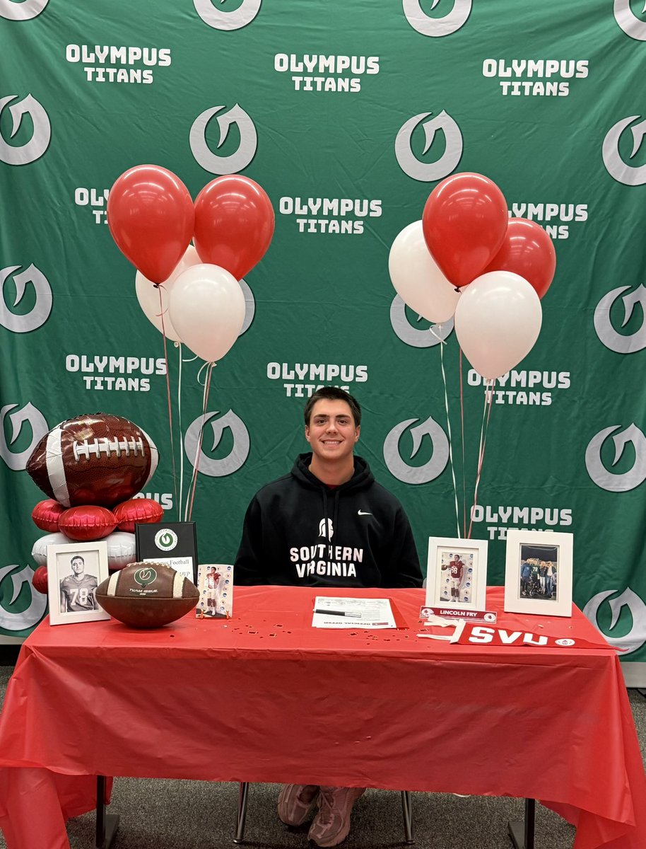 FryLinc1's tweet photo. Officially signed! I’m so excited to be a part of the family. @knight_ftbl @CoachJoeDuPaix @CoachWillOrtiz @KnightsTableNIL @svuathletics @Luke_whiting1 @TheChrisRubio @CruzARubio @OlyTitansFB #KnightsUP⚔️ https://t.co/eHQB5EPVzp