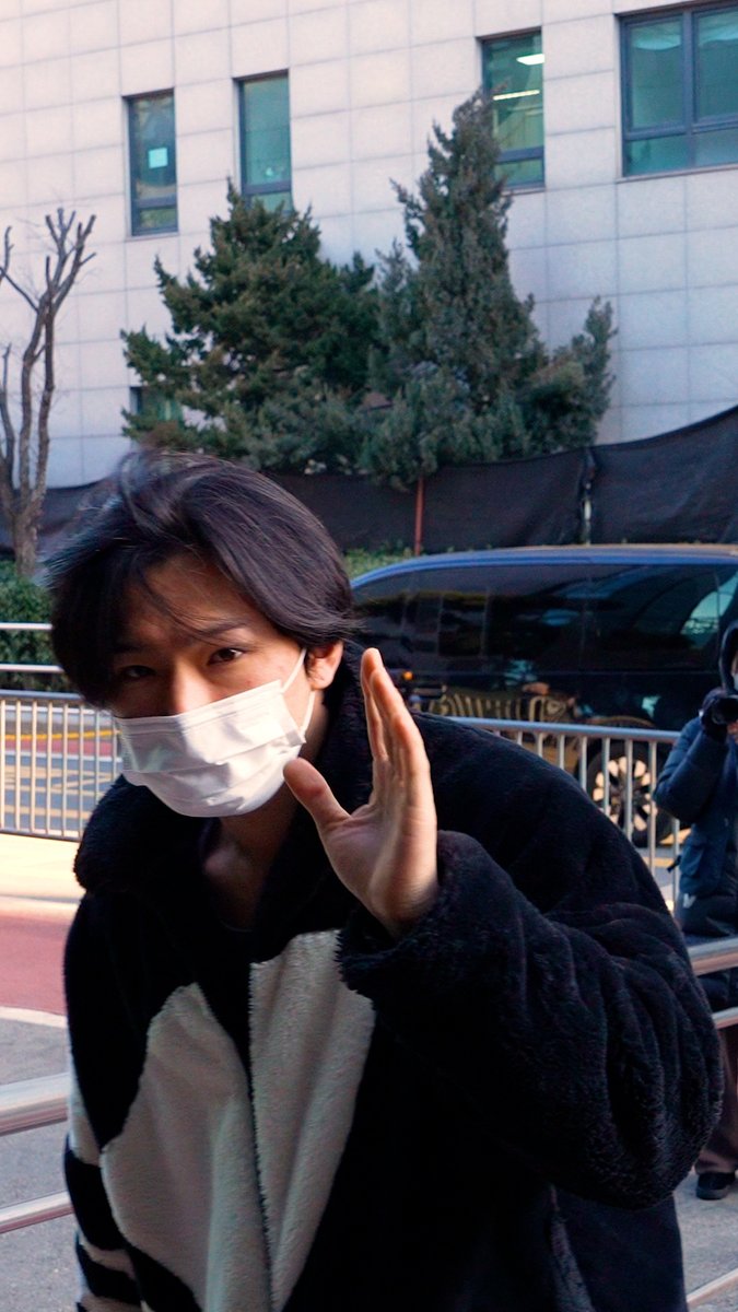 [줌인캠] #ONEUS #원어스 #Grenade #뮤직뱅크출근길

ONEUS (원어스) 뮤직뱅크 출근길

🎥영상 촬영일: 260123, 260130

youtube.com/shorts/SmxDK1q…