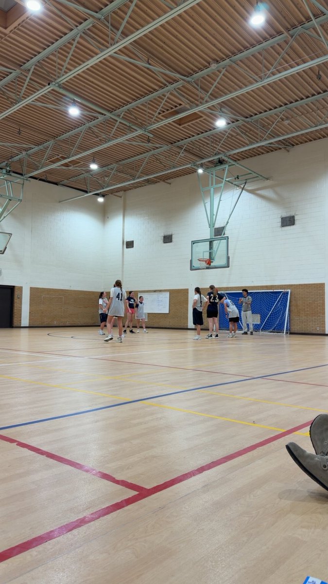 HewbCastellanos's tweet image. #hottake girls intramural basketball is actually funny as fuck and entertaining to watch.