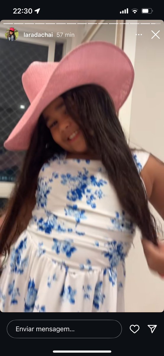 lightedser's tweet image. O povo vive chamando a Chay de forçada ai vai a irmã dela e cria um insta para a filha da chay responder perguntas e a menina tem os mesmos trejeitos da mãe provando que em casa ela é do mesmo jeitinho #BBB26