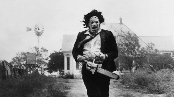 HabisNontonFilm's tweet photo. Wow A24 beli IP THE TEXAS CHAINSAW MASSACRE!

Project pertamanya series (bakal bikin film juga). Glen Powell jadi produser bersama Kim Henkel, salah satu penulis film aslinya (1974). 

Disutradarai JT Mollner, yang garap STRANGE DARLING dan nulis naskah THE LONG WALK. https://t.co/eaO5QUM2fe