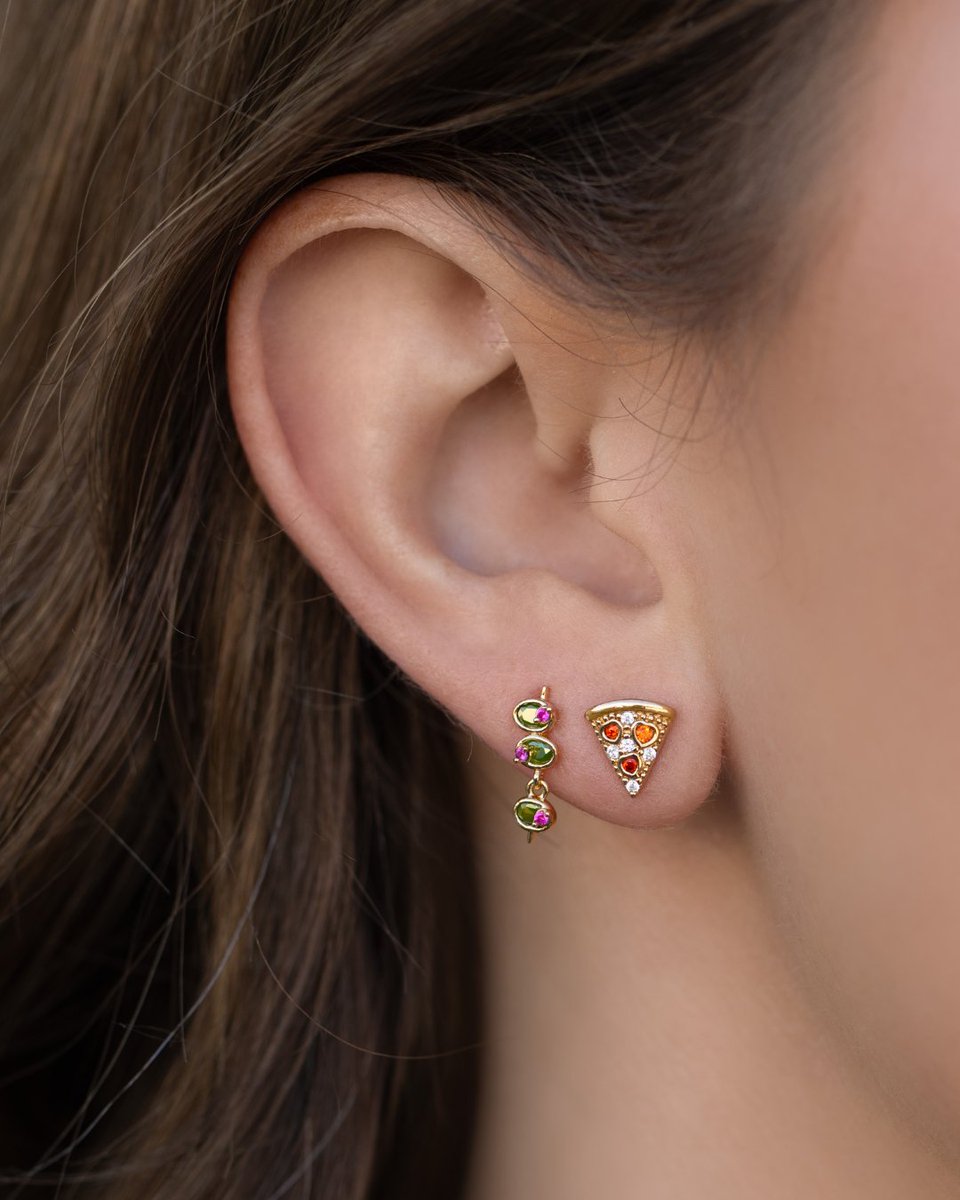 shopgirlscrew's tweet image. What's your favorite pizza topping? 🍕✨ Swipe to see some of our favorites in honor of National Pizza Day 

#nationalpizzaday #daintyjewelry #earstack
