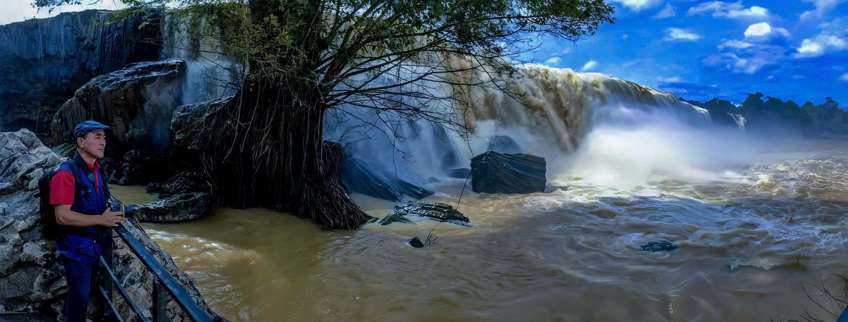 Bên thác nước hùng vĩ của Đắk Lắk.