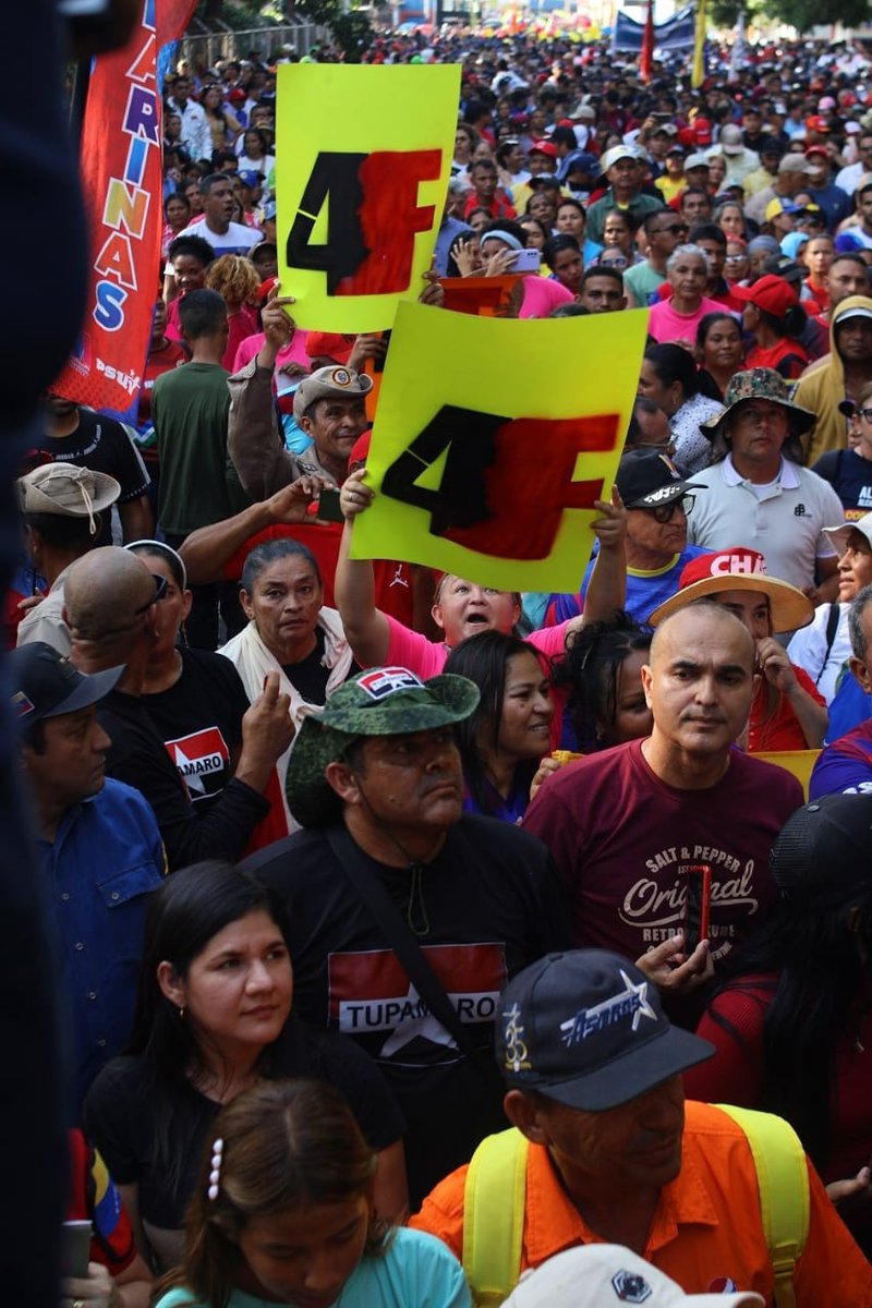 EpaBarinas's tweet photo. 🇻🇪 #Barinas rememoró el Día de la #DignidadNacional... Un 4F en unión cívico-militar, ratificando la resistencia contra el neoliberalismo, donde el pueblo despertó y el Cmdte. Hugo #Chávez como líder inicio la verdadera Revolución Bolivariana! ✊🏻
#LosQueremosDeVuelta https://t.co/IV6GPnqLIa