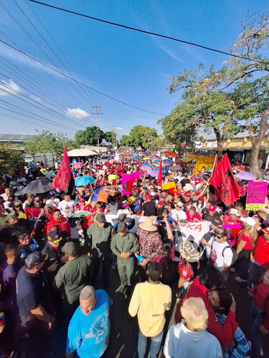 EpaBarinas's tweet photo. 🇻🇪 #Barinas rememoró el Día de la #DignidadNacional... Un 4F en unión cívico-militar, ratificando la resistencia contra el neoliberalismo, donde el pueblo despertó y el Cmdte. Hugo #Chávez como líder inicio la verdadera Revolución Bolivariana! ✊🏻
#LosQueremosDeVuelta https://t.co/IV6GPnqLIa