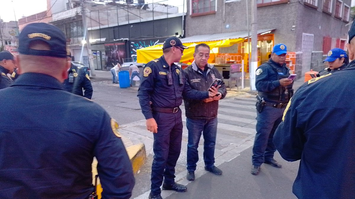 evelyn_parraA's tweet photo. En coordinación con el Grupo Especial Comando VC y los sectores Congreso, Consulado, Moctezuma, Balbuena, Zaragoza y Arenal, se implementa un dispositivo de seguridad y vigilancia en los cuadrantes con mayor incidencia delictiva.
#ComandoVC
#MásSeguridad
#TrabajoEnTerritorio https://t.co/GwjNuoooma