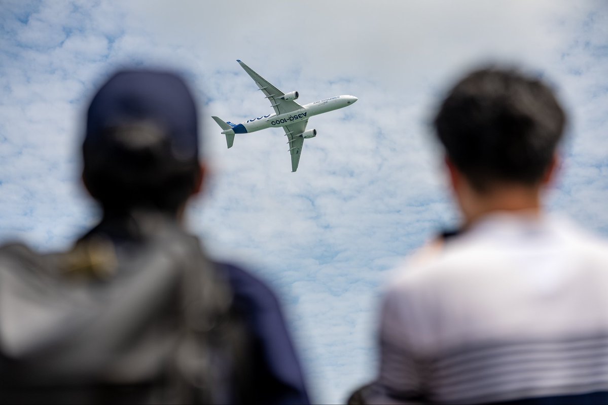 Airbus's tweet image. Here’s a sneak peek of the #A350 showing its graceful moves on the flying display at the #SingaporeAirshow2026!

Day 3️⃣ is on - stay tuned. 👀