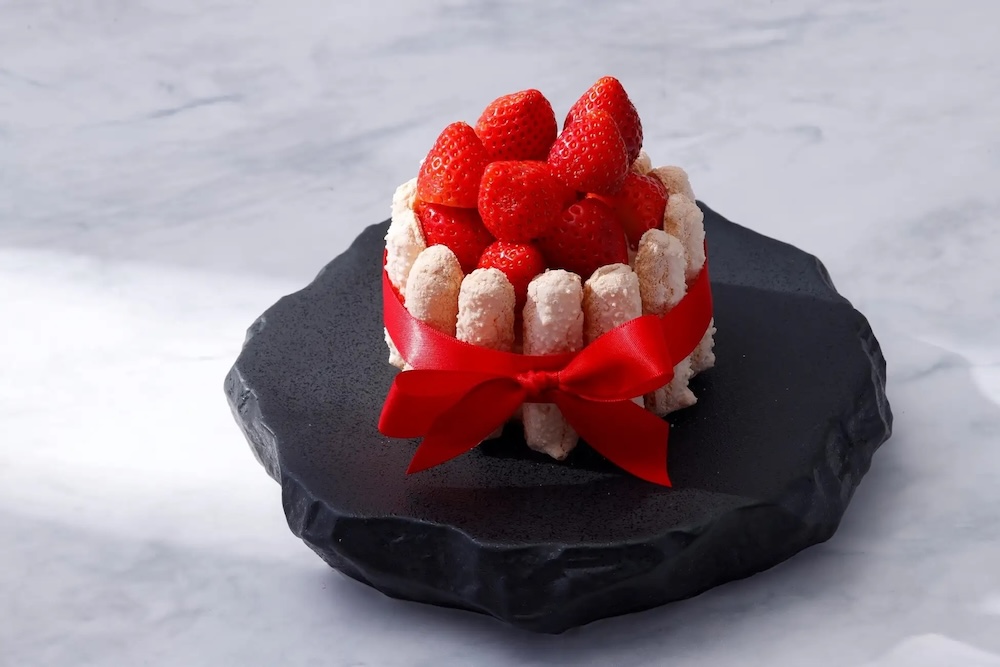 luxuryhotel_jp's tweet image. ザ・カハラ・ホテル＆リゾート 横浜

ホワイトデー限定ケーキ
Charlotte Fraise Vanille
thekahala.jp/yokohama/event…

フランス伝統菓子「シャルロット」がベース

ダコワーズ生地を土台に、バニラビーンズを使用したクリームを重ね、中心には苺のジュレ

2026年3月11日〜14日
4日間限定販売

予約可能