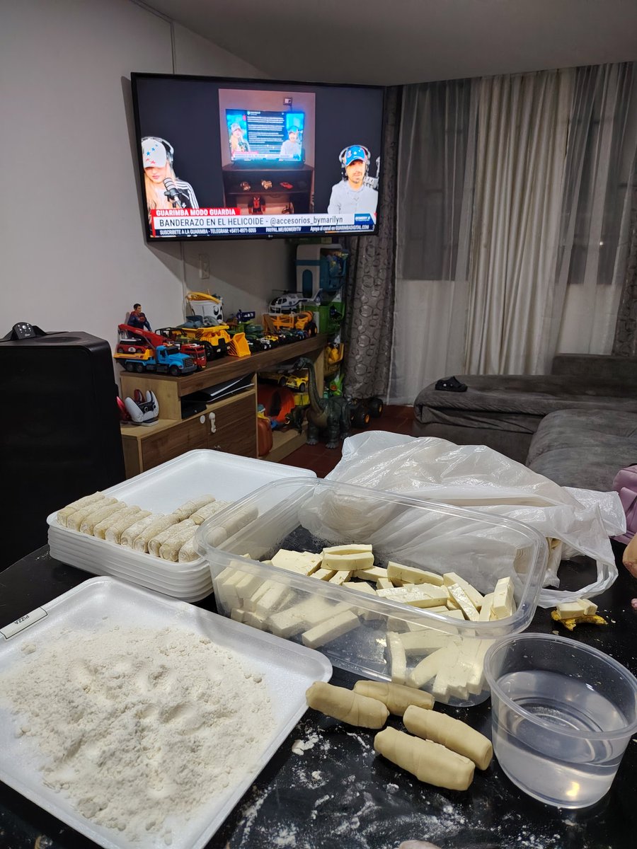 EdwardE77's tweet photo. ¿A donde le mandamos los tequeños? Saludos desde Medellín.

Chupala Maduro, Delcy, Diosdado.
#GeneracionIndependencia
@GastonLevar @ChacoCma https://t.co/TRnwXdlOvt