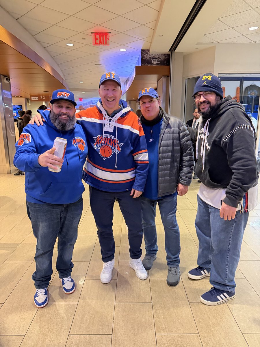 Knickanator_'s tweet image. Ay ran in to the salt of the Earth at half time. Shout out to my boy @seeburn2 #NewYorkForever