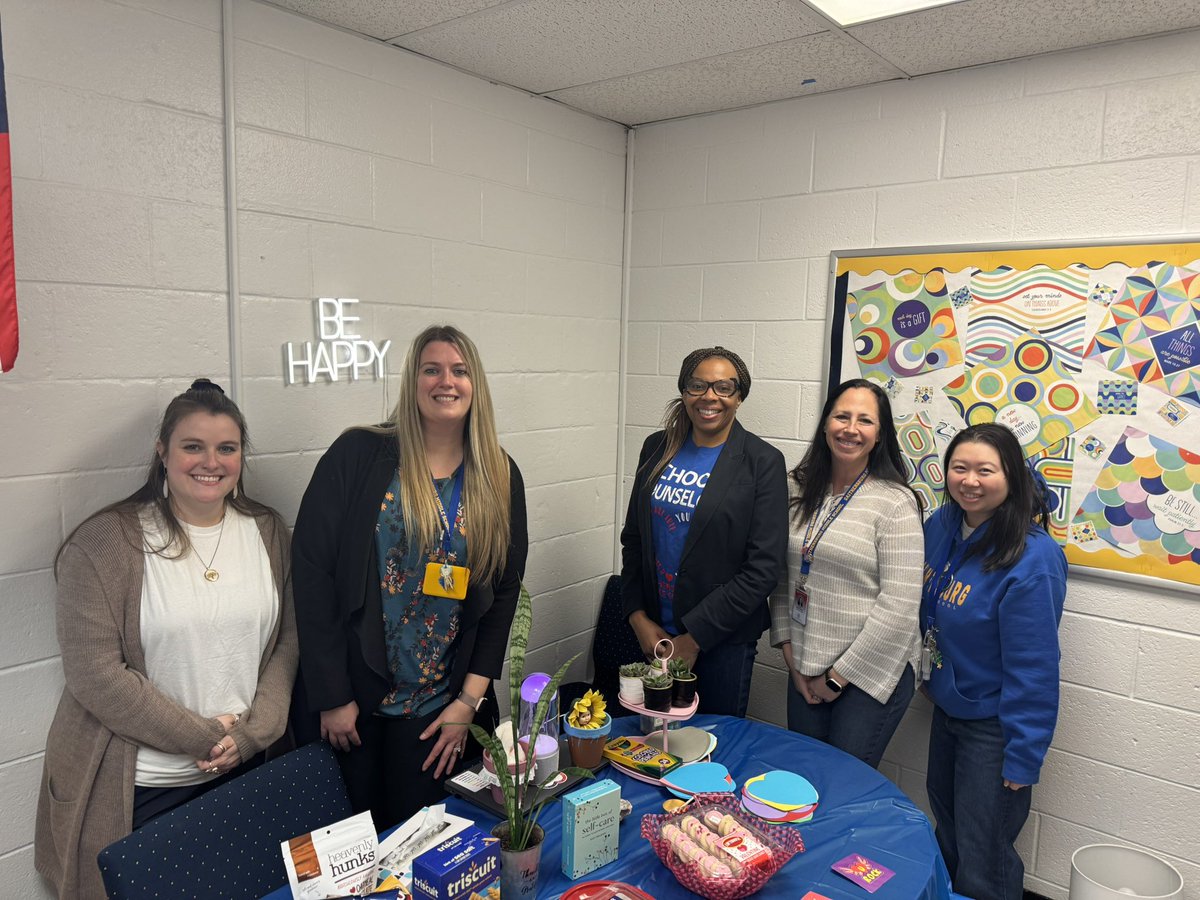 GMSVikings's tweet image. Happy #NationalSchoolCounselingWeek 💙
Today was Wellness Wednesday and our amazing wellness trainer took over the counseling suite to pour into our amazing counseling team. Calm minds. Full hearts. Ready to serve. 🧘🏽‍♀️✨ #GMSVikings #FutureReady @GMS_WELLNESS