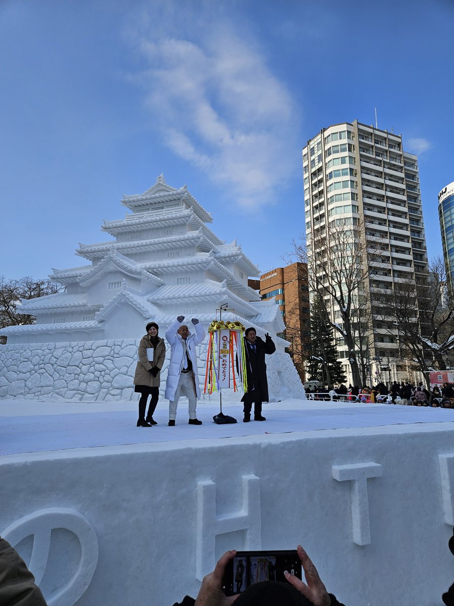 nape0404's tweet photo. 雪まつりのHTBの会場に錦鯉が行く!のりのり散歩のメンバー、錦鯉の2人と田口アナいる!!

めちゃくちゃ近くで写真撮れた。笑 https://t.co/7k6WJ8skcu