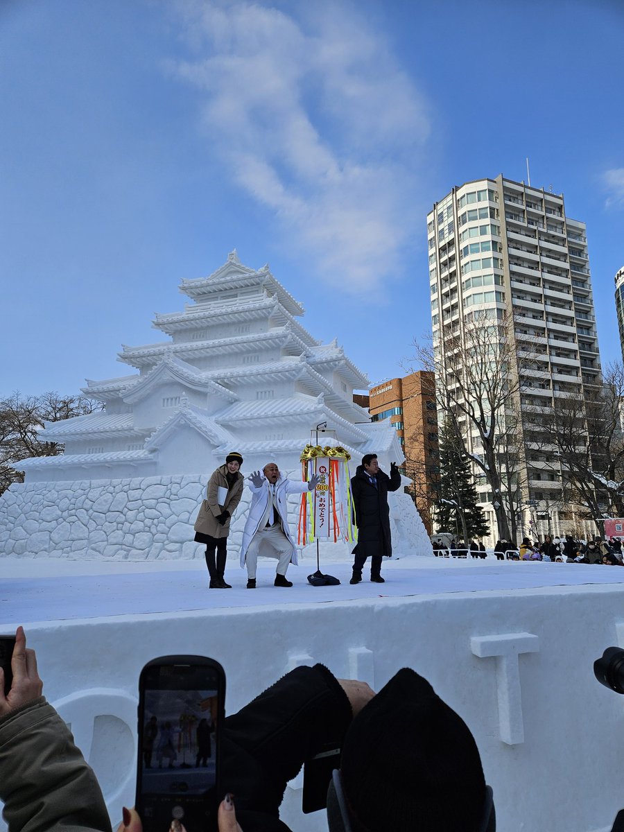 nape0404's tweet photo. 雪まつりのHTBの会場に錦鯉が行く!のりのり散歩のメンバー、錦鯉の2人と田口アナいる!!

めちゃくちゃ近くで写真撮れた。笑 https://t.co/7k6WJ8skcu