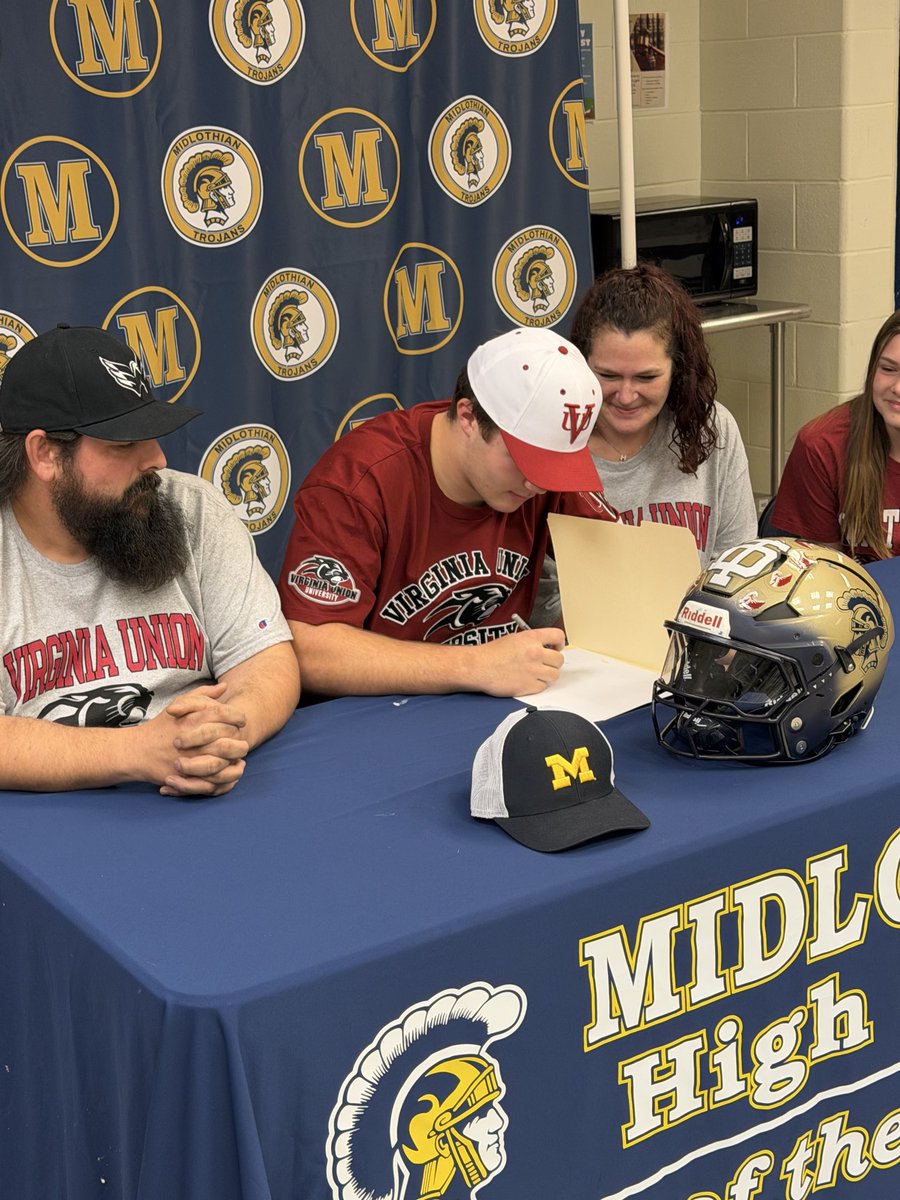 Congrats to Aiden Hawthorne signing with <a href="/VUU_Football/">Virginia Union Univ Football 🏈</a>