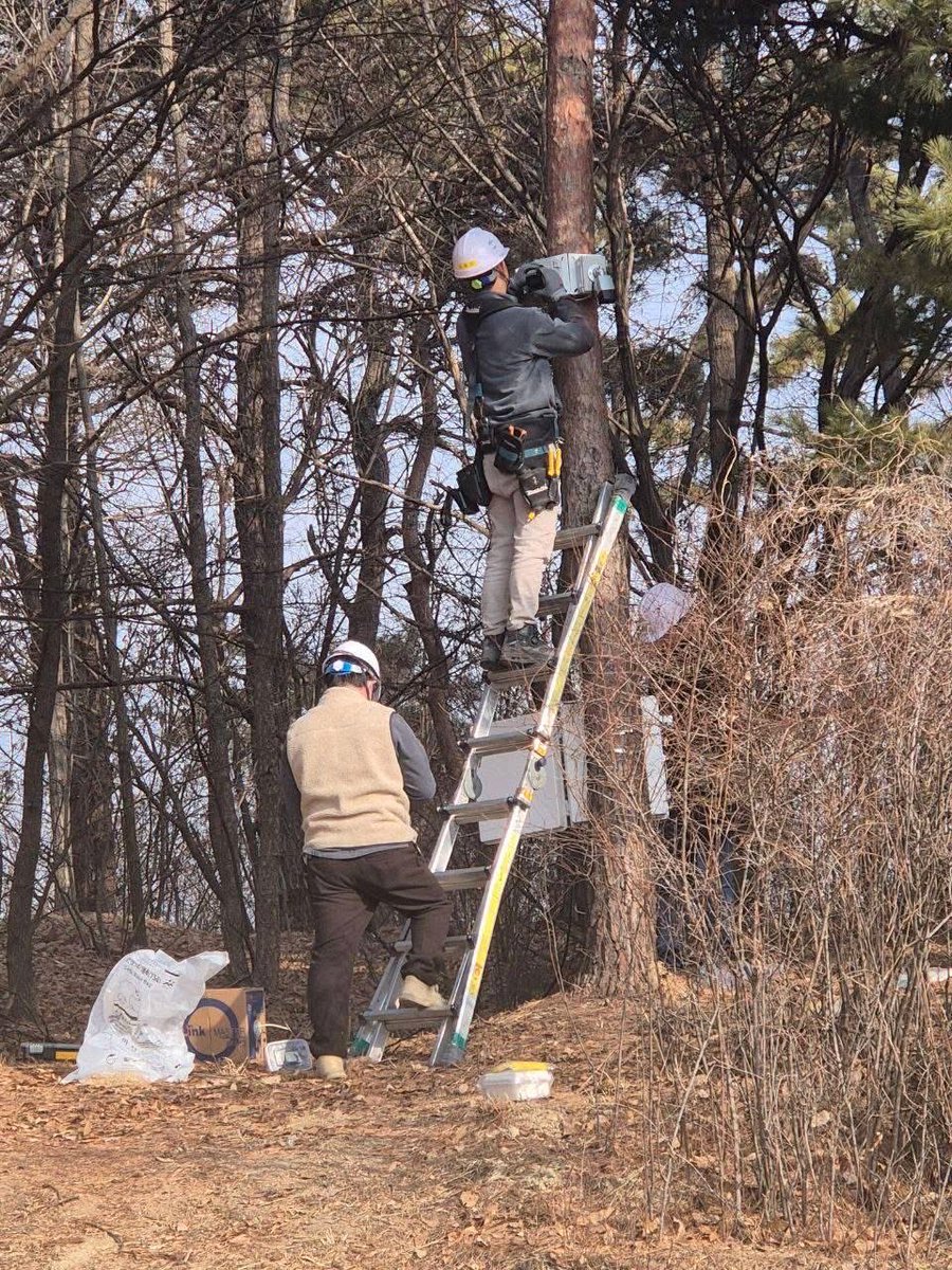 [이해찬대표님 묘역에 CCTV를 설치 중입니다!]
며칠 전 일베에 올라온 
표지석 사진 때문에 놀라셨죠?
가짜뉴스였습니다.

그러나 하시라도 
그런 못된 일이 벌어질 수 있어
CCTV를 설치하고 있다고 합니다.

세종시 갑 민주당 이강진 지역위원장님!

정말 고생많으십니다. 
세세하게 살피고
대책을