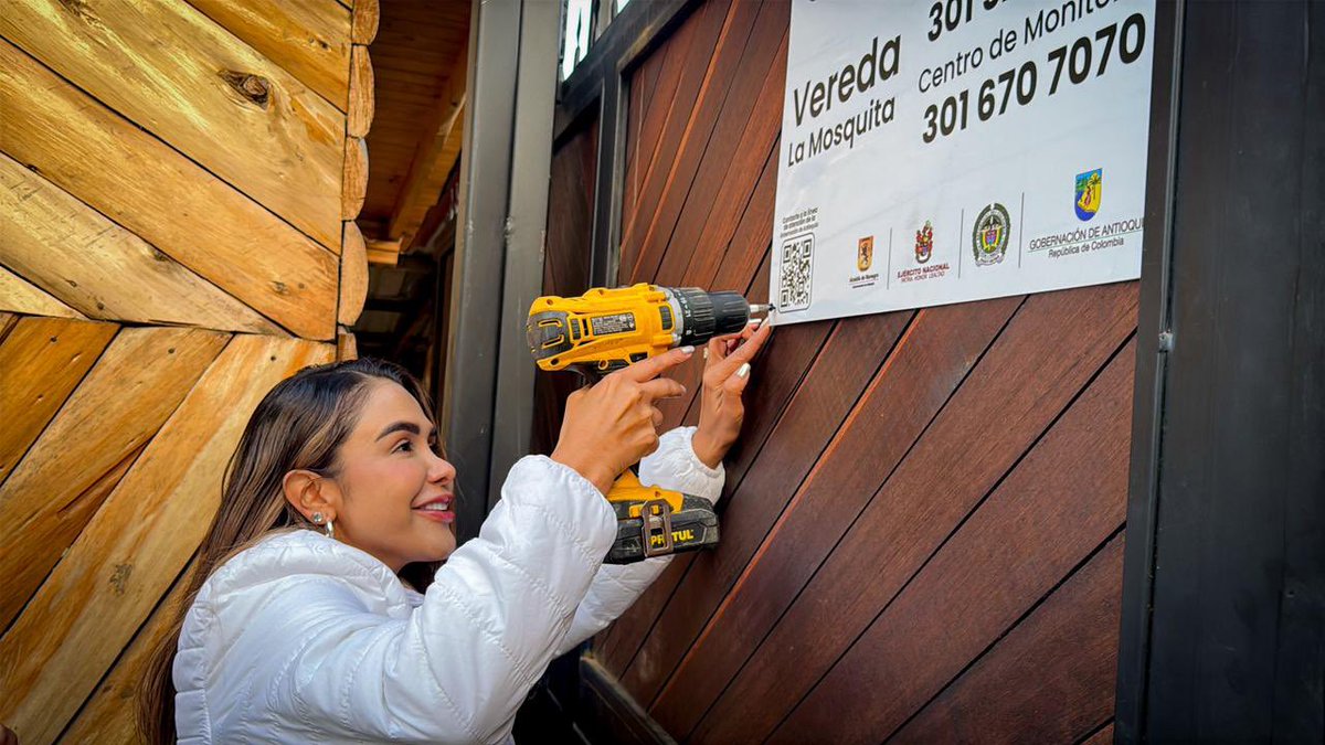 AlcRionegro's tweet photo. Forjamos lazos de confianza entre la comunidad y nuestra fuerza pública. 👮🏻‍♀️🤝🏼👮🏻‍♂️

En articulación con la @GobAntioquia entregamos e instalamos más de 208 placas de identificación de fincas en 14 veredas de nuestra ciudad, bajo la estrategia “finca más segura”. 🪧🙌🏼 https://t.co/COqVA3CDJK