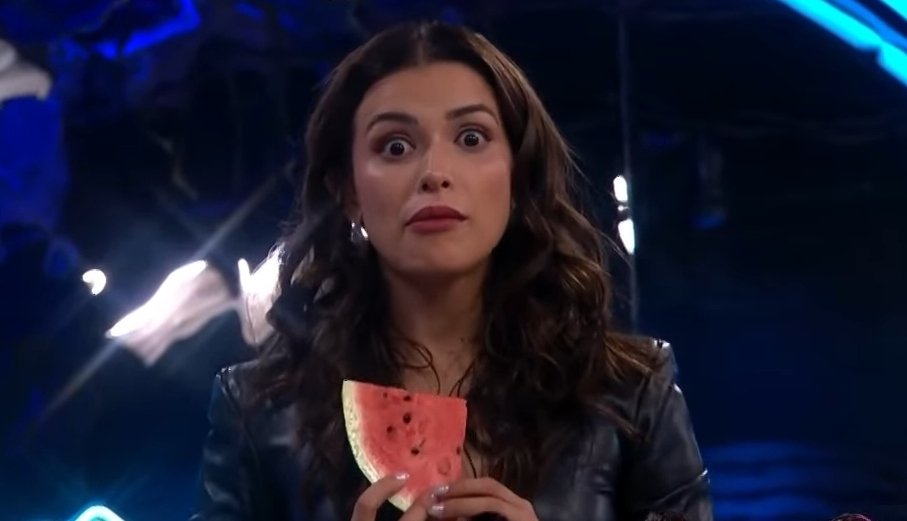 Cómo no está MI ganadora, CONY, daré razones absurdas que me impiden votar por Princesa Alba:

1. Lleva en su nombre Alba por ser del colo y yo soy de la U jajaja.
2. Su bailarín es un florerito de mesa que quiere opacarla.

#FiebreDeBaileCHV