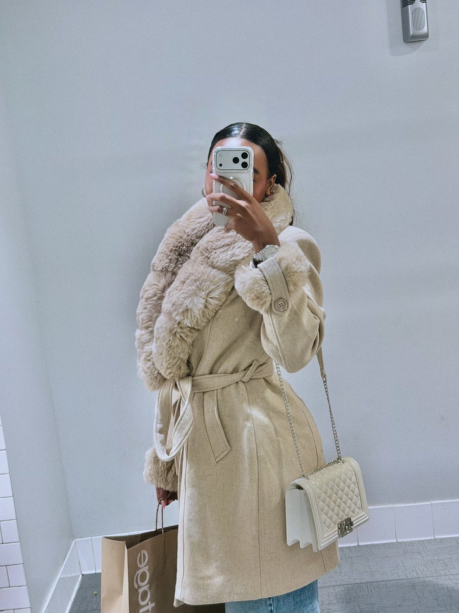 Maevaloficiall's tweet photo. Estaba aburrida y dije , si me voy de compras se me pasa ✨💕 así que me fui a dar un gustico 💌 https://t.co/d7dJU6LqVw