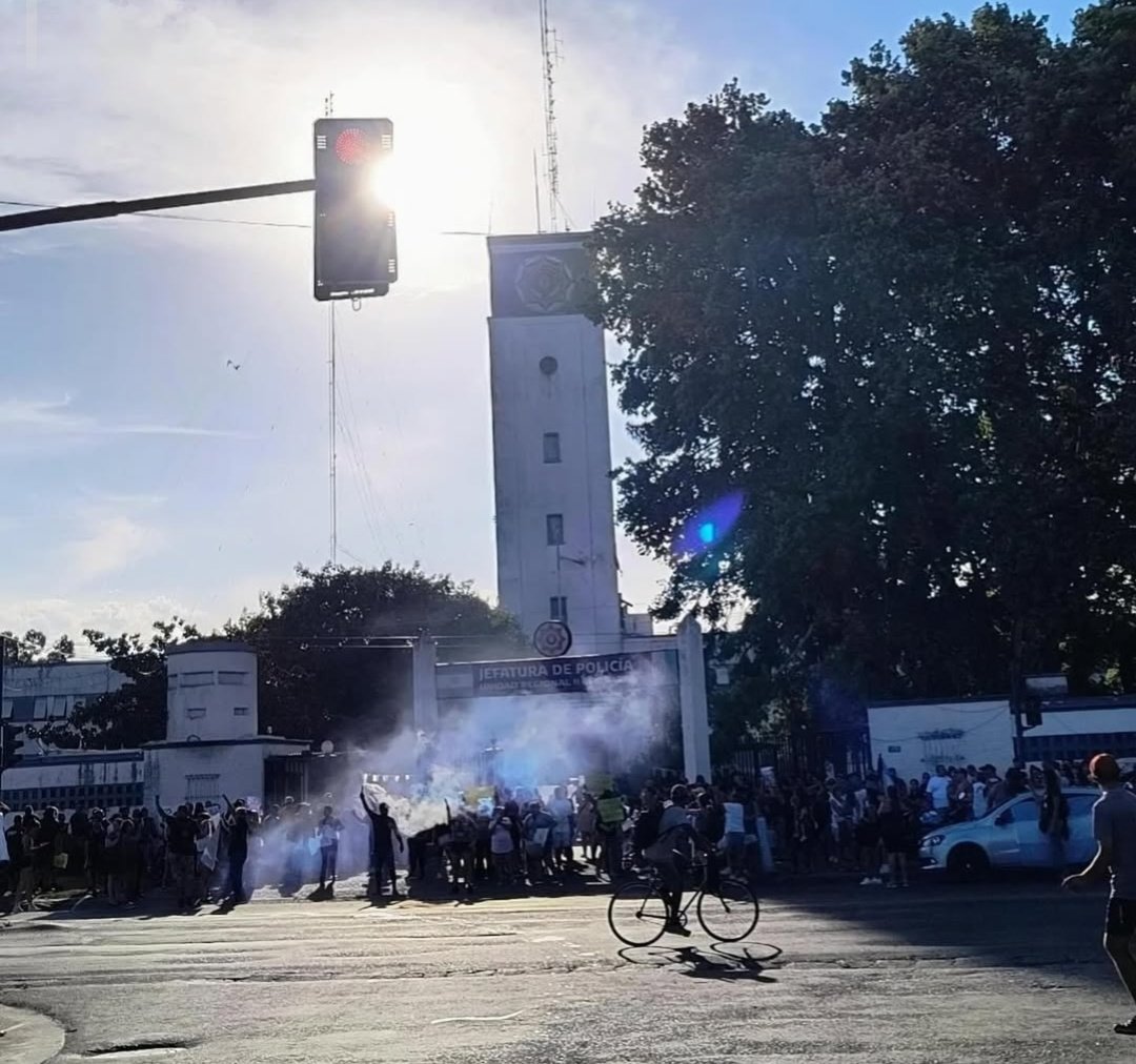 ArrepentidosLLA's tweet photo. Caravana de patrullas reclamando y PIQUETE de policías en la Jefatura Policial de Rosario por BAJOS SALARIOS. Ayer se su1cidó un policía por estas razones. El país ya estalló, simplemente los medios porteños deciden no mo$trarlo https://t.co/vvsLEqDxvx