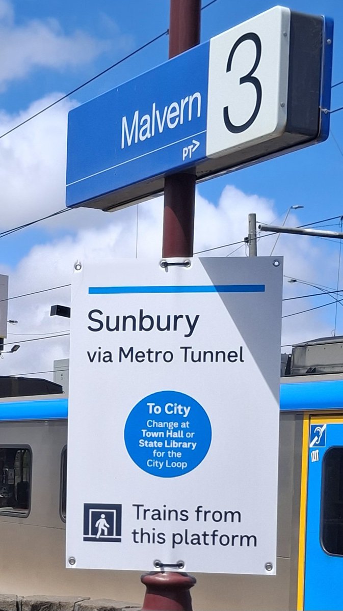 craig_halsall's tweet image. Additional decals re: City &amp;amp; #CityLoop added to platform signage at #Malvern but not on concourse. Same signs removed at #Caulfield?

No staff at #Malvern to help lost passengers (Asian lady asked me about next Flinders St train, sent her to Town Hall)
#MetroTrains #MetroTunnel