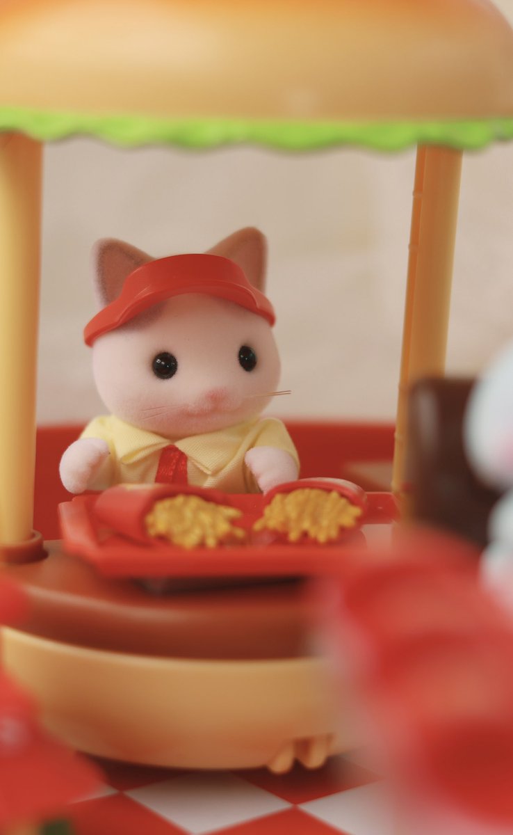 감자튀김 많이 먹기 모임에 나간 맹넌이

그리고 하루종일 감튀를 튀겨야 했던 알바생