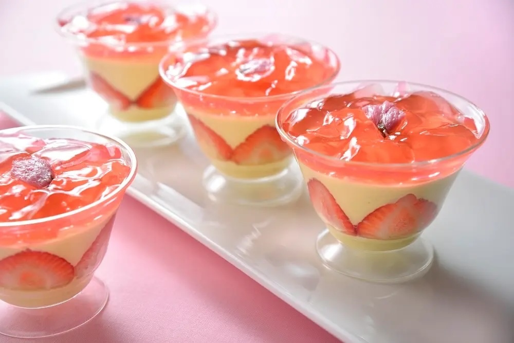 luxuryhotel_jp's tweet image. ホテル椿山荘東京

桜と苺の出会いが春を呼ぶ、限定スイーツ
hotel-chinzanso-tokyo.jp/shop/recommend…

春の庭園をイメージしたテイクアウトスイーツ4種を用意

・桜レアチーズ
・桜とピスタチオのフレジェ仕立て
・東京雲海クッキーサンド～春のいちごmix～
・桜といちごのパウンドケーキ

2026年3月1日～4月30日予定