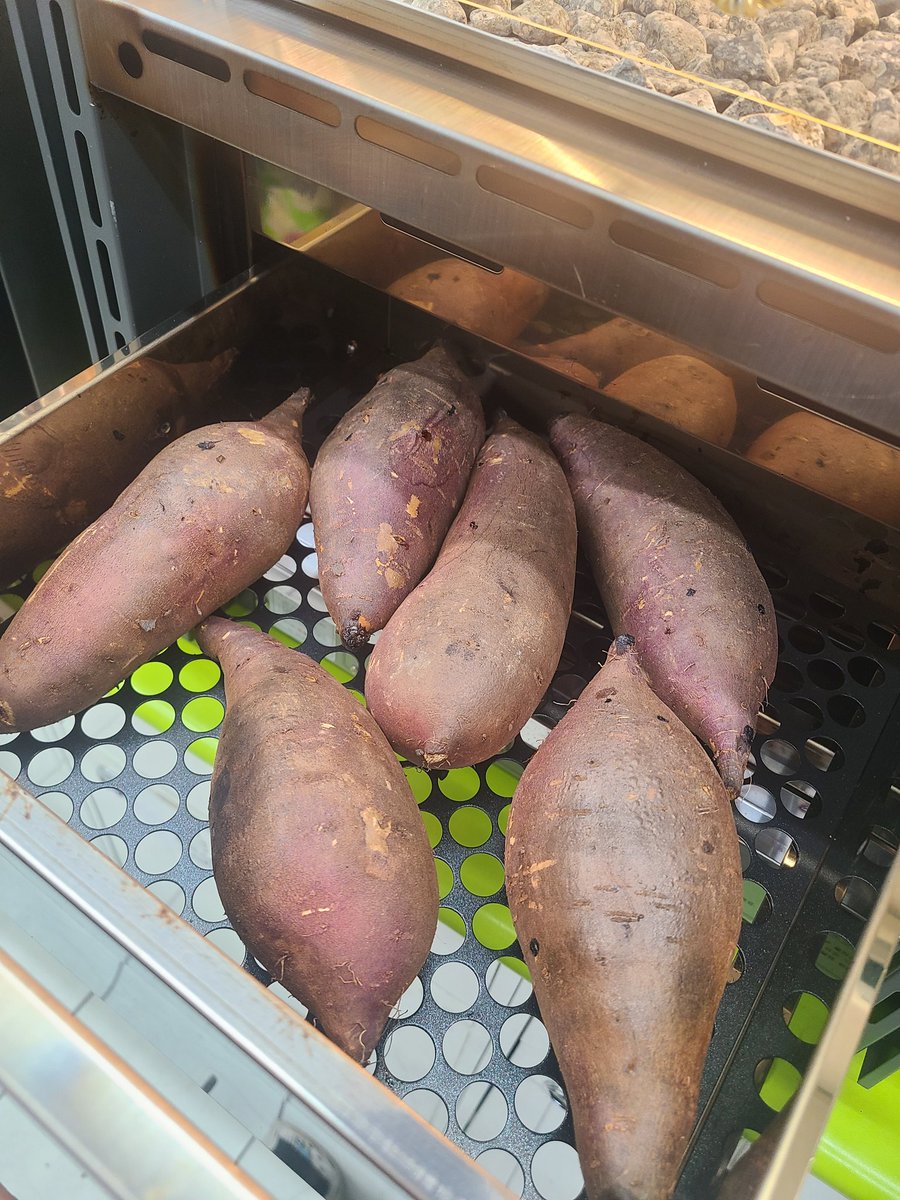 Heesoo_sihyun's tweet image. 야호‼️ 이제 곧 퇴근이닷🩷❤️
배고프니까 고구마 구운거 
하나 사먹고 집으로 가야지😆

냠냠 😊 잘 구워진것 같지??!!

#블루레이디 #블루레이디_일상계