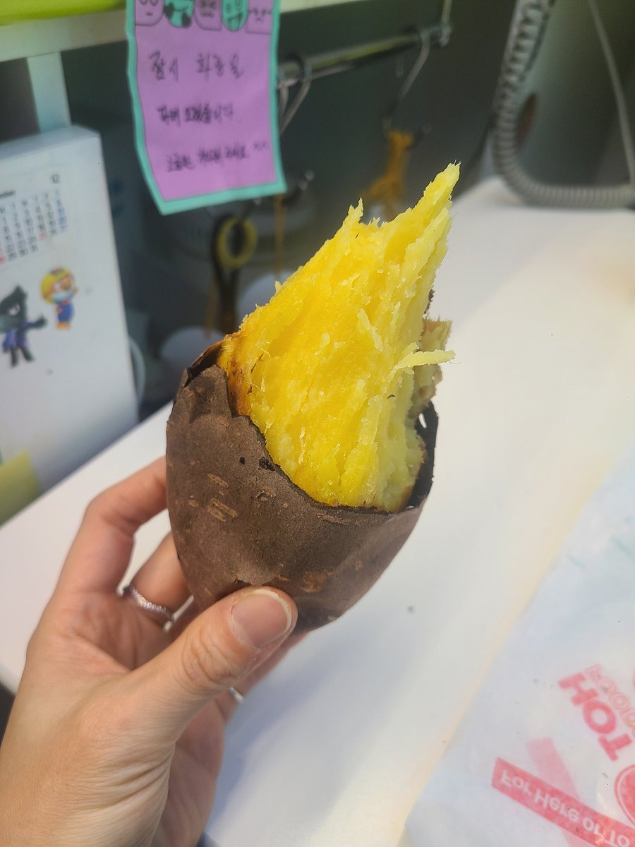 Heesoo_sihyun's tweet image. 야호‼️ 이제 곧 퇴근이닷🩷❤️
배고프니까 고구마 구운거 
하나 사먹고 집으로 가야지😆

냠냠 😊 잘 구워진것 같지??!!

#블루레이디 #블루레이디_일상계