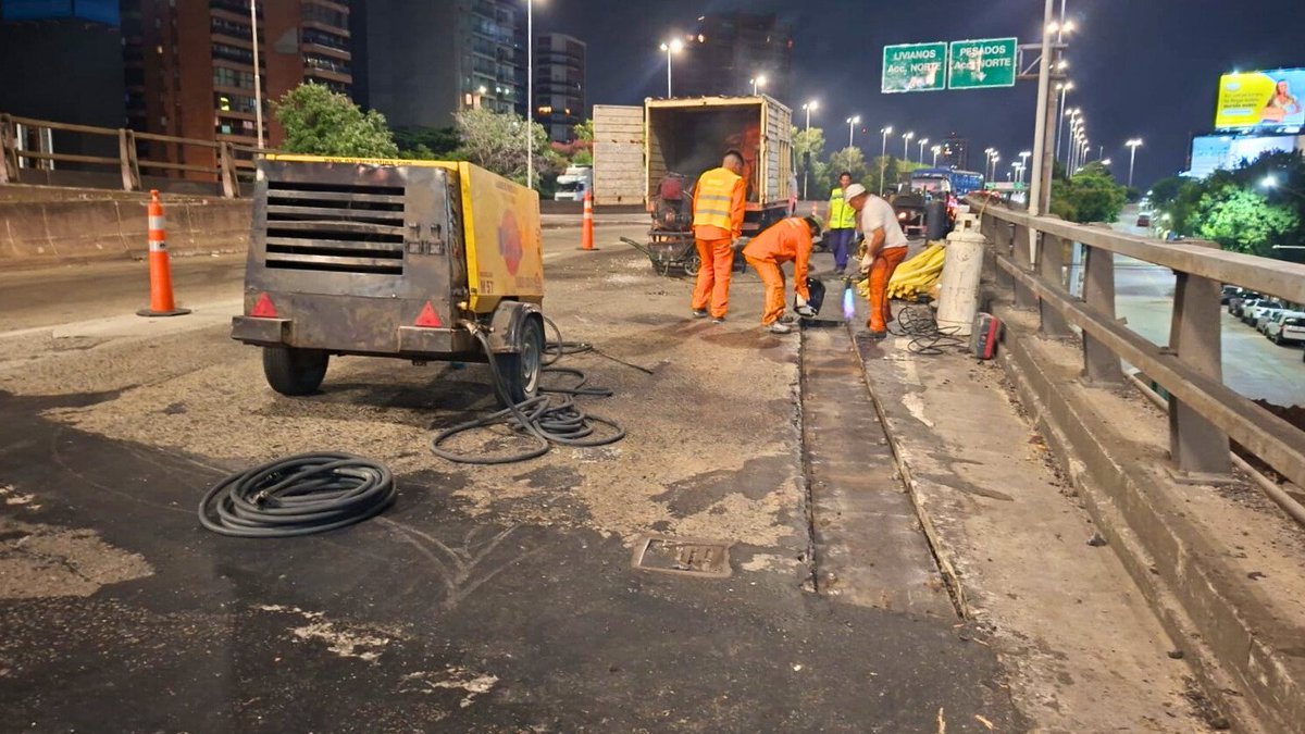 🚧 #AvisoDeObra – Av. Gral. Paz
📍 Zona de enlace Av. Cantilo → Gral. Paz
➡️ Sentido al Riachuelo
🗓️ Miercoles 4 de febrero
🕘 De 22:00 a 05:00
👷🏻‍♂️ Trabajos de reparación de juntas en la calzada
🚛 Cierre de carriles de *Tránsito Pesado*
↪️ Todo el tránsito será desviado a