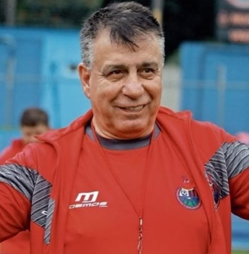 PublinewsGT's tweet photo. 💥¡El  "Pando" Remires  explota!  El exjugador arremetió contra Ever Hugo Almeida, calificándolo como el peor técnico de su carrera, también lo acusó  de pedir dinero en los vestuarios. https://t.co/ppvIcyggKF #PandoRamirez #Almeida #EscandaloRojo #PublinewsGT https://t.co/Fwwn8jUjVp