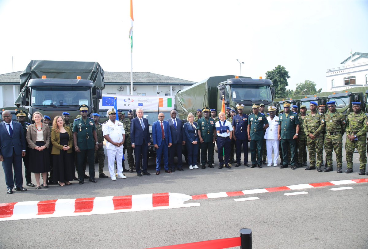 UEenCI's tweet photo. @UEenCI a remis aux #FACI un lot d’équipements militaires financé à 15 M€ dans le cadre de la #FEP: 40 camions, 8 modules de formation en renseignement, surveillance, mobilité et systèmes de drones pour renforcer leurs capacités. 🇨🇮🤝🇪🇺Un partenariat solide pour la sécurité. https://t.co/33g3EW42Tu
