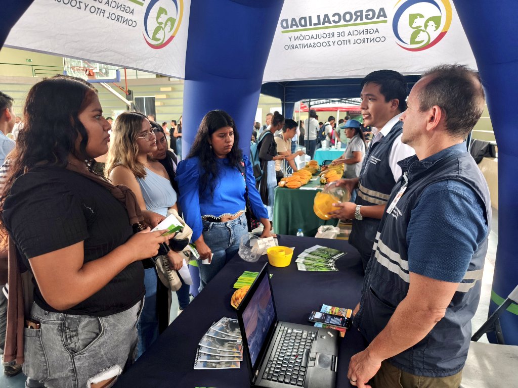 AgrocalidadZ5's tweet photo. #Guayas | Participamos en el Primer Congreso Internacional de Sostenibilidad Agraria CISA 2026, con el fin de dar a conocer  a la ciudadanía los servicios que ofrece la Agencia, reafirmando nuestro compromiso con la sanidad agropecuaria y la seguridad alimentaria del país. https://t.co/UIedbD1RTM