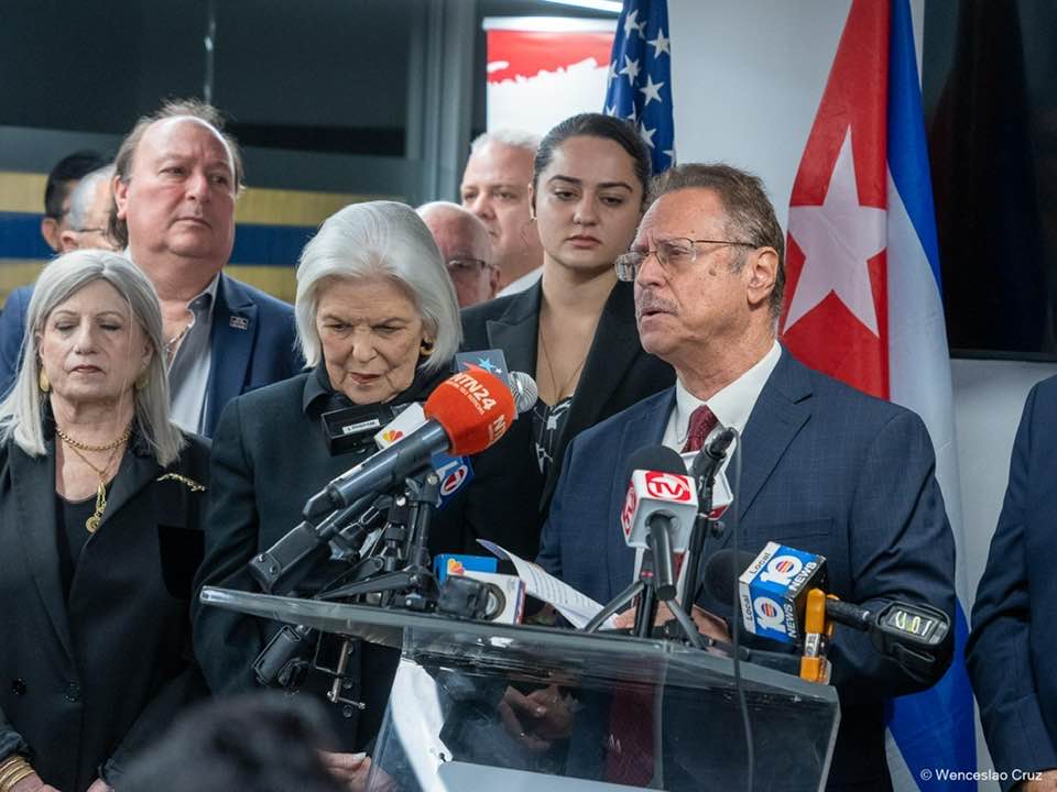 bramnick_mario's tweet photo. Honored to pray at the Press Conference with Congressman Mario Díaz Ballart , Congressman Carlos Jimenez , Dr Orlando Guitierrez in this critical time in working to Free Cuba from the communist dictatorship .Salva Cuba https://t.co/4ESNbnsBQe