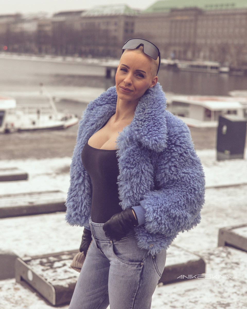 AnikeOfficial's tweet image. Bundling up in my coziest, fluffiest jacket to stay warm this winter! ❄️ How are you staying cozy? #WinterVibes #StayWarm