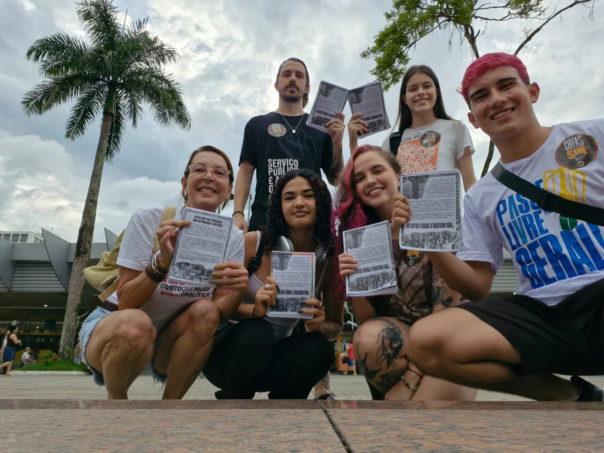laristephanie65's tweet photo. Dia de panfletagem em Joinville em defesa das cotas raciais em Santa Catarina. A proibição das cotas, sancionada pelo governador Jorginho, foi suspensa temporariamente, mas precisamos derrubá-la em definitivo. Cotas não são privilégio, são reparação e justiça! #CotasFicam https://t.co/U6ctVOzvsF