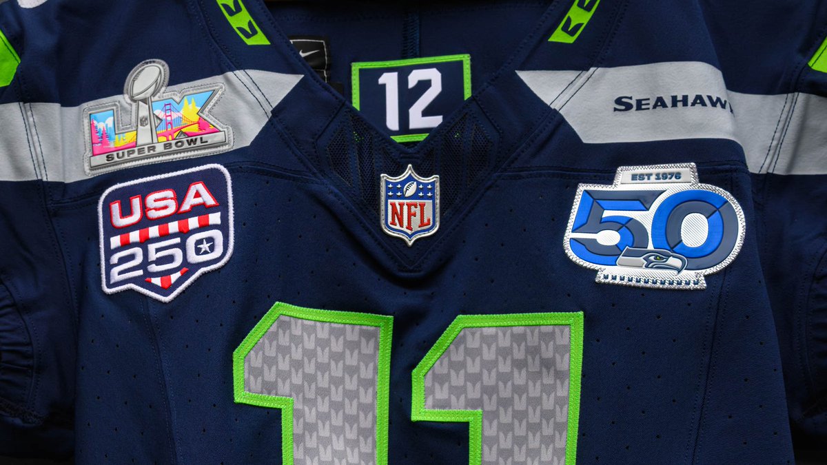Tre patch sulla maglia dei Seattle #Seahawks. Sul lato sinistro del petto quella delle 50 stagioni della squadra, sul lato destro quella USA 250 e quella del #SuperBowlLX

#uniformiNFL #SuperBowl #NFL #NFLpatches #uniformiNFL2025 #NFL2025