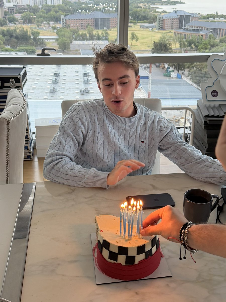 mernuel_'s tweet image. EL CUMPLEAÑERO QUEJOSOOO❤️