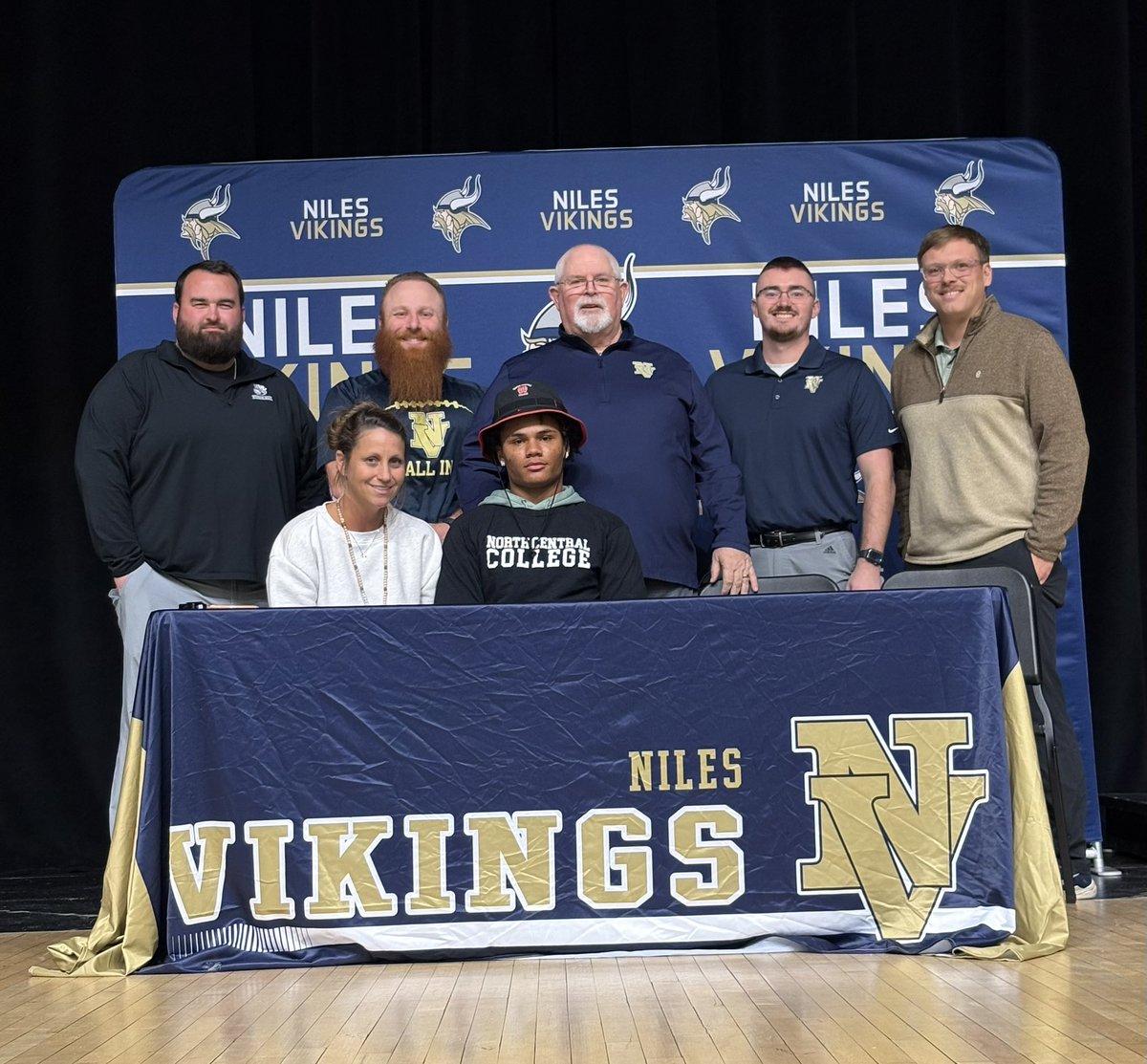 Niles Vikings tweet media