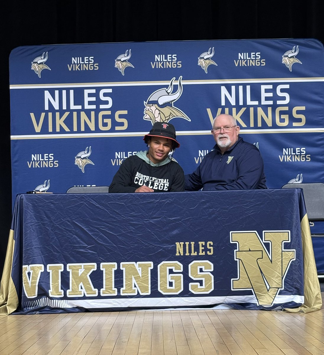 Niles Vikings tweet media