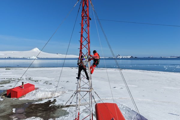 Chile 🇨🇱 inauguró su red 5G más austral del país en la base Arturo Prat en la isla Greenwich

Brindará cobertura de primer nivel en un radio de 8km en una zona estratégica para la nación austral tricontinental 🇦🇶 🇨🇱🐧🐧

#antarctica #armada #prat 
#Soberanía