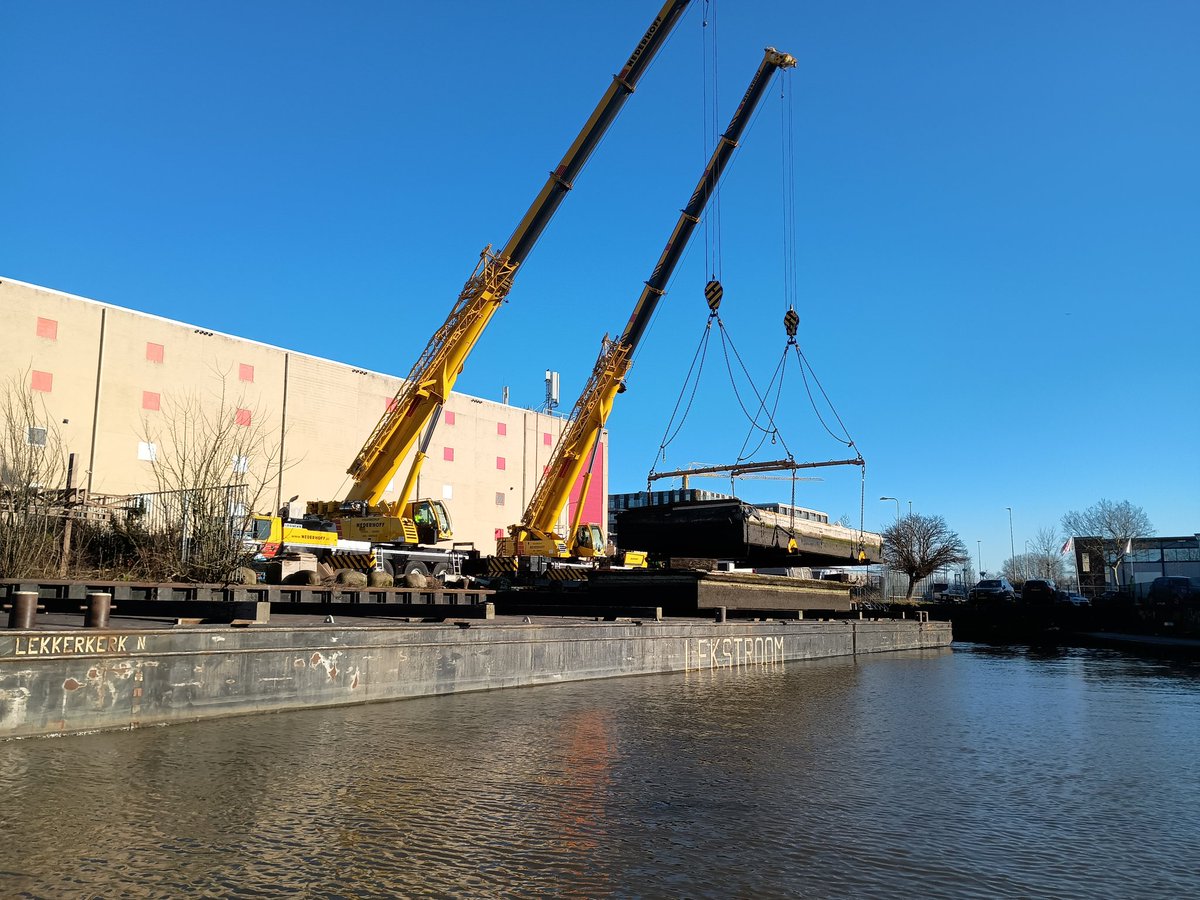 De laatste restanten van de eens zo gewaardeerde prostitutie boten cq Arken van het #Zandpad #Rooiebrug onder de kraan gebracht om afgevoerd te worden, einde van een onverkwikkekelijk gebeuren in de Industriehaven.