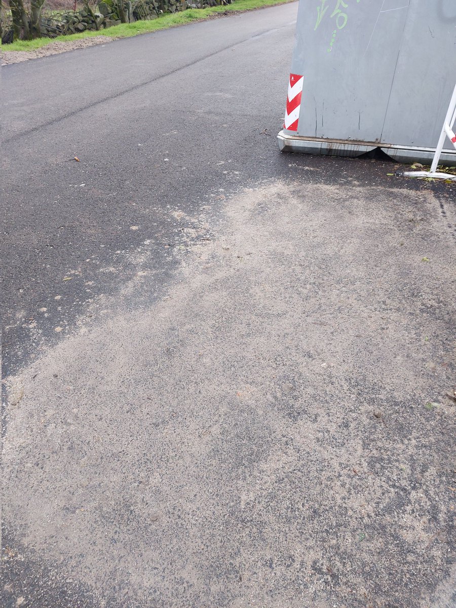 Por fin, dos meses después, vertido retirado. ¿No ha pasado nadie del Ayto por ahí en dos meses? Mucho que mejorar: servicio de retirada a puerta, servicio de limpieza, concienciación y educación ambiental, supervisión...
#Moralzarzal