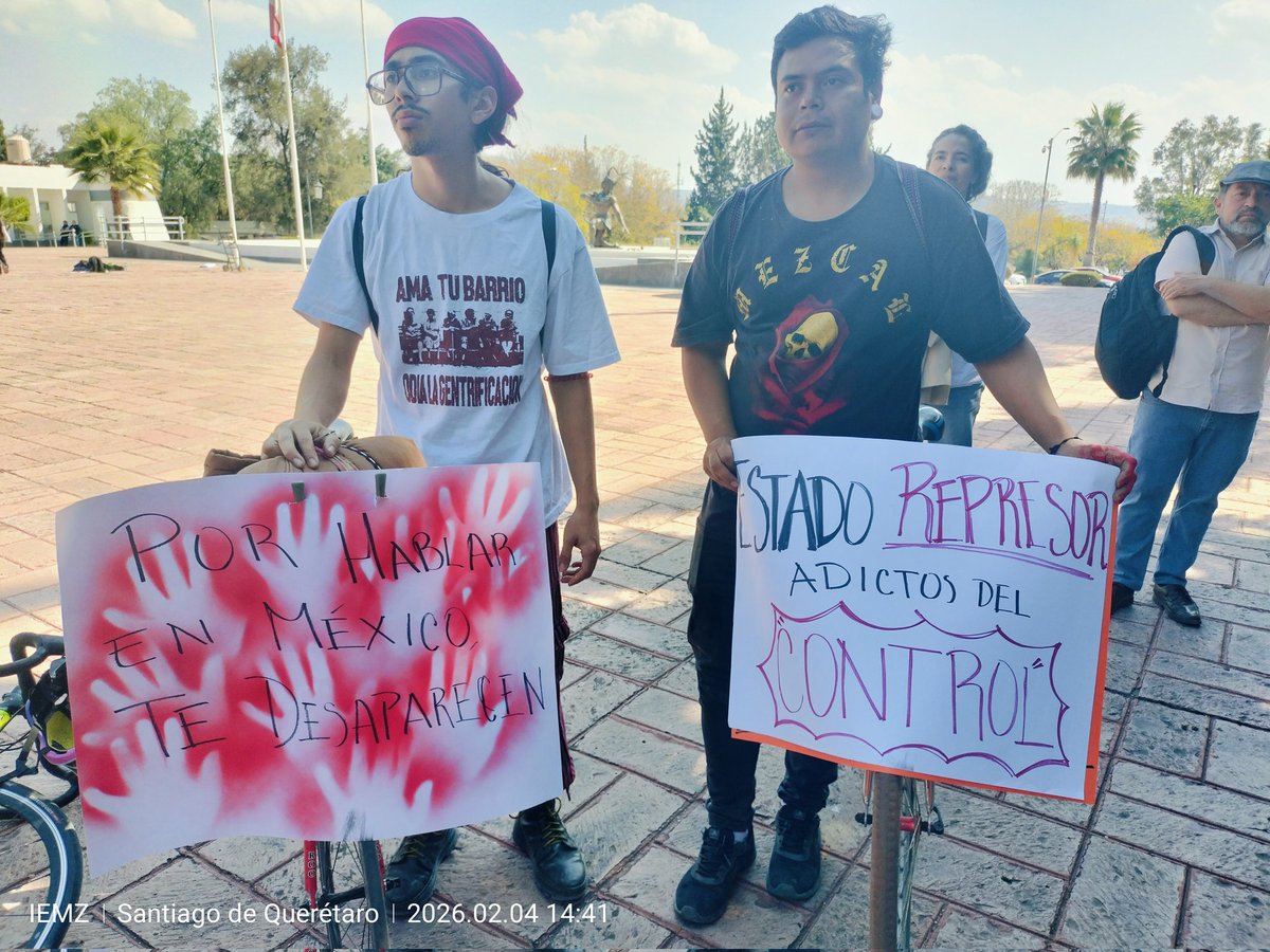 Si te organizas te golpeamos, no queremos que se normalice ni que invisibilize. Si hoy no hacemos nada mañana habrá más represión. Que el estado entienda que no estamos solas, solos o soles. Esto que pasó es injusto. Estudiantes de la <a href="/UAQmx/">UAQmx</a> se manifiestan frente a rectoría.