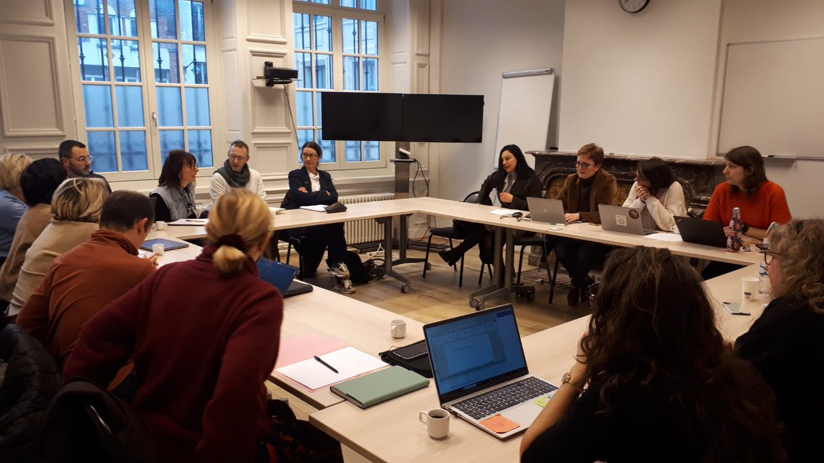 Nouvelle commission interdisciplinaire dans le cadre de la mise en place du consensus parental avec les magistrats de la famille et de l'enfance, les avocats et l'ensemble des partenaires associatifs. Nous restons mobilisés en 2026 !
#justice #arras #famille #enfance